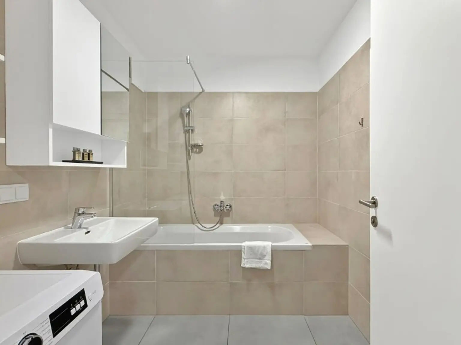 Airbnb | 2-Zimmer Wohnung in 1100 Wien | Voll möbliert | 1. Obergeschoss