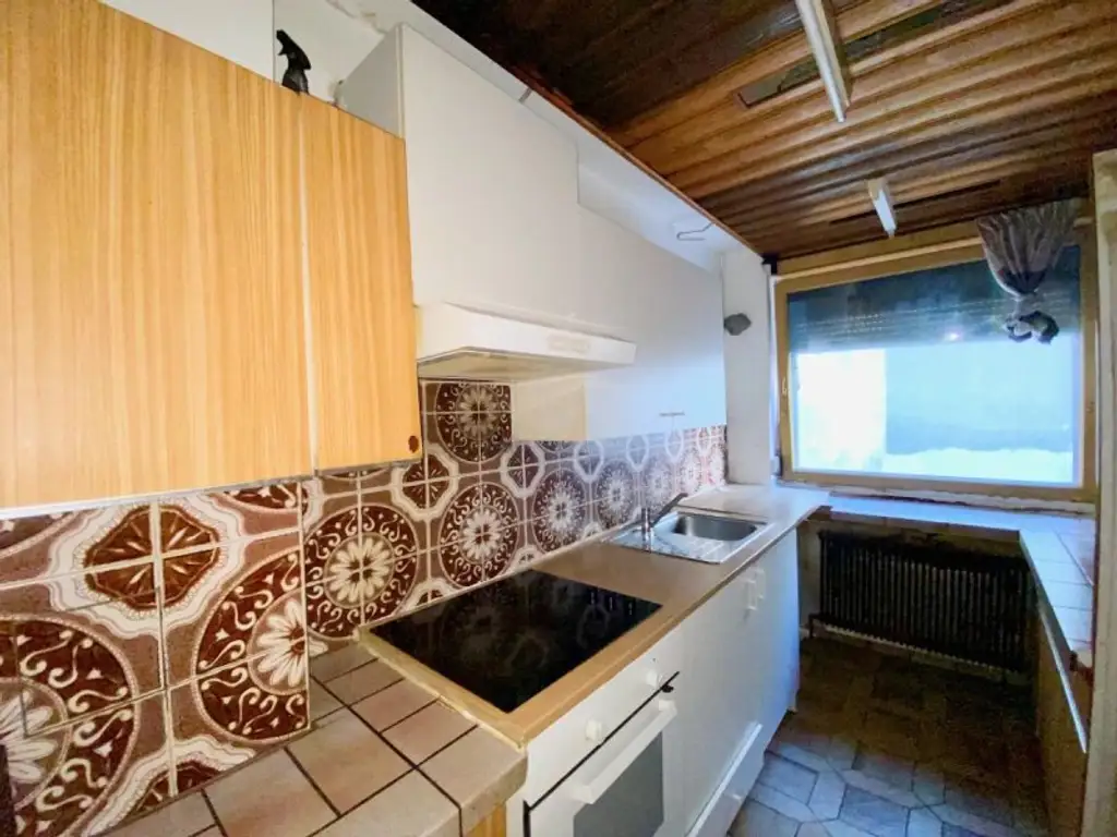 4 ZIMMER-Wohnung zu SANIEREN mit HOFSEITIGER LOGGIA