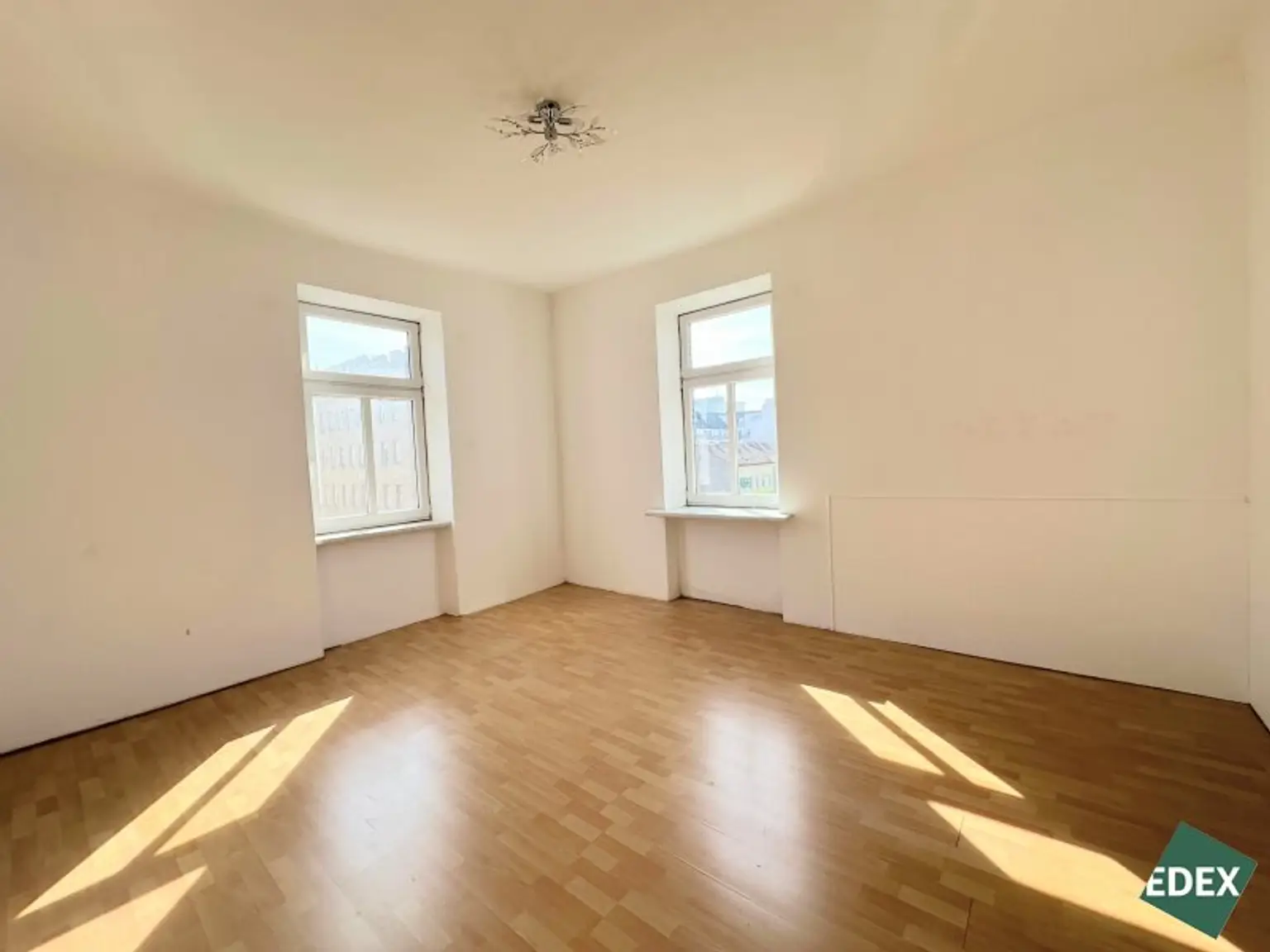 Sanierungsbedürftige 3-Zimmer Altbau-Wohnung mit Potenzial direkt bei der U-Bahn