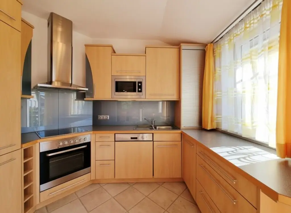 Naturnahes Wohnen mit exklusivem Extra: Schwimmteich in der Anlage