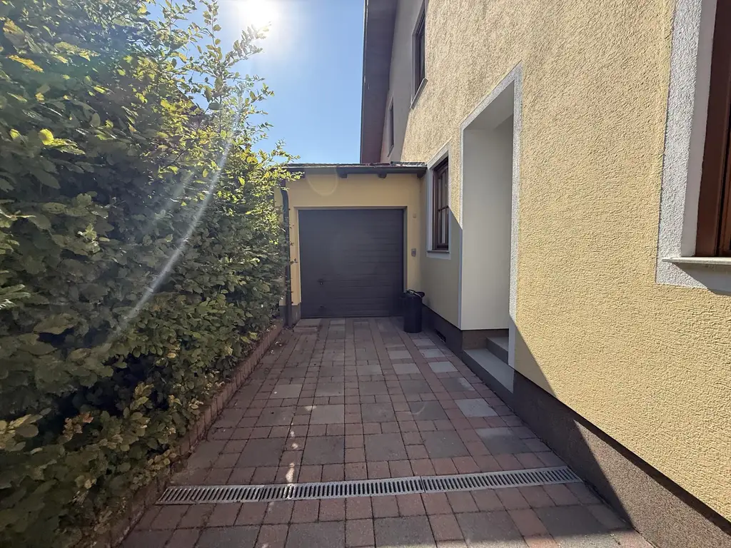 Doppelhaushälfte mit Pooloase und ausgezeichneter Infrastruktur