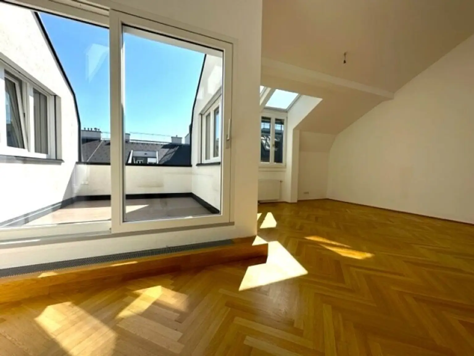 BÖRSE-NÄHE, klimatisiertes 98 m2 Dachgeschoss mit 9 m2 Terrasse, 3 Zimmer, Extraküche, 2 Bäder, Gonzagagasse