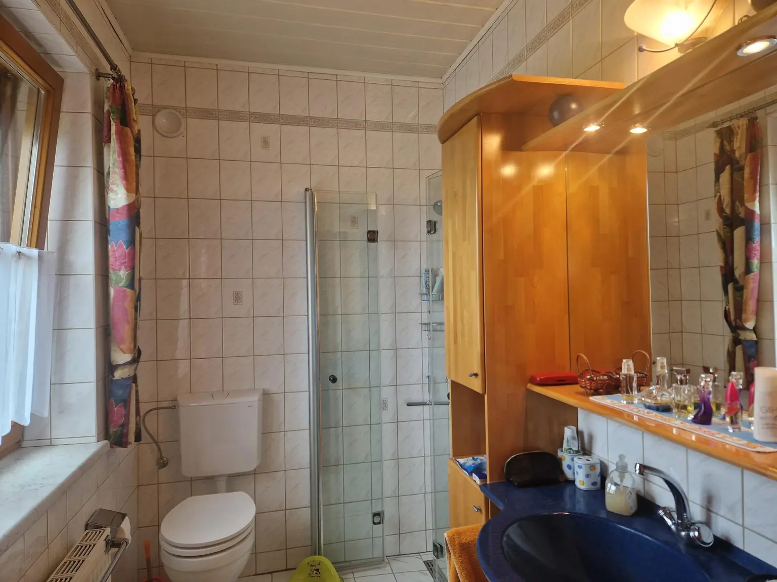 SOLIDES WOHNHAUS MIT EHEMALIGEM SOMMERHAUS, HERRLICHER TERRASSE UND POOL IN TRAUMHAFTER RUHELAGE