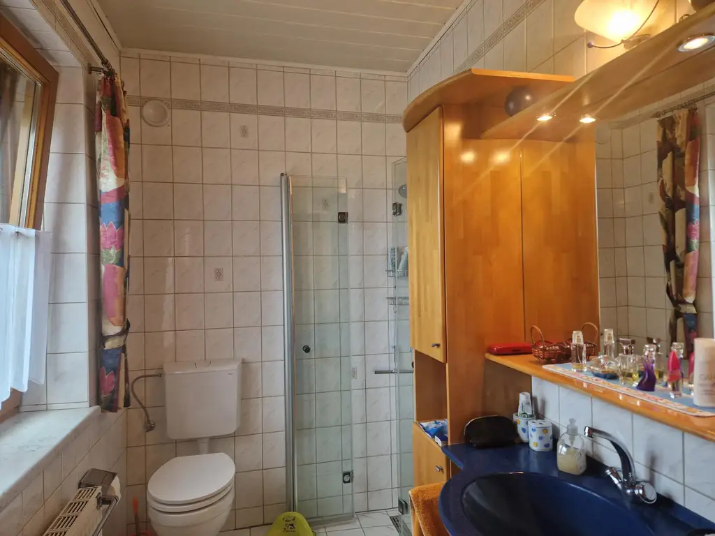 SOLIDES WOHNHAUS MIT EHEMALIGEM SOMMERHAUS, HERRLICHER TERRASSE UND POOL IN TRAUMHAFTER RUHELAGE