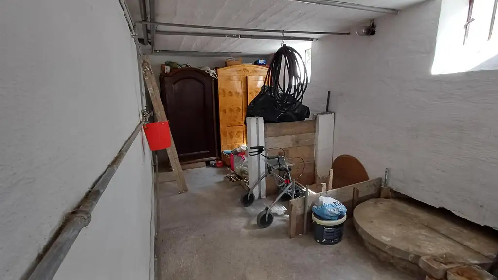 Einfamilienhaus, teilunterkellert mit Nebengebäuden und Garten