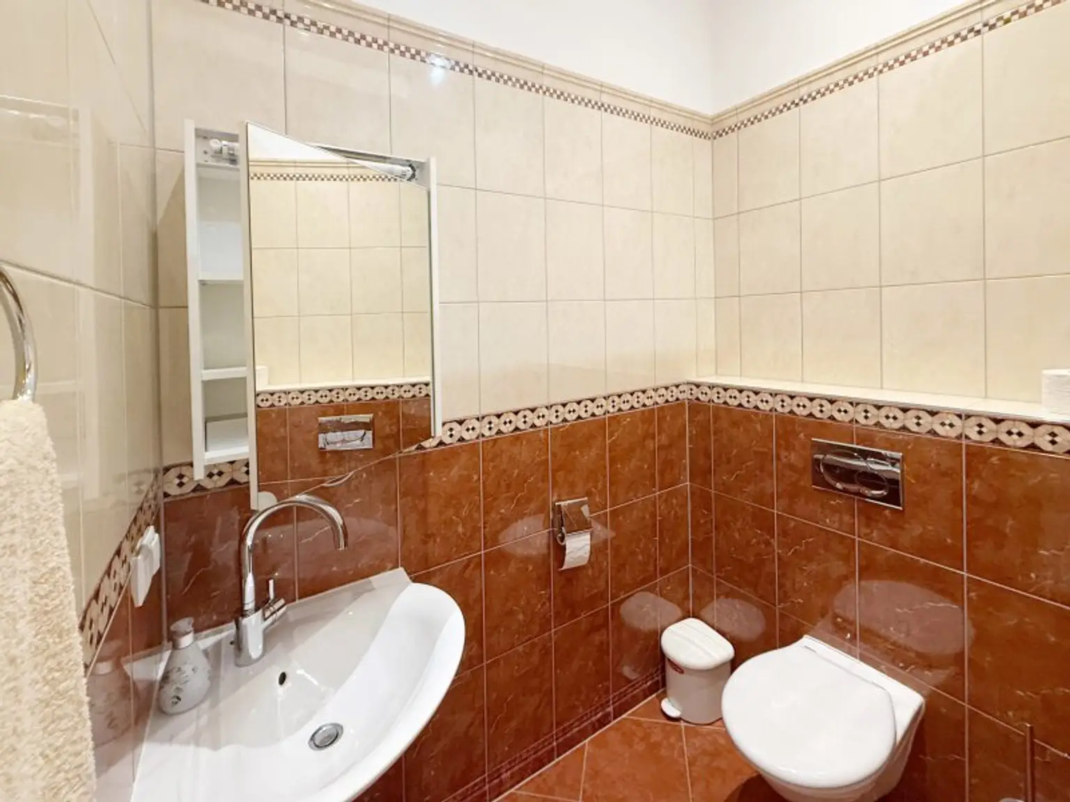 Fully furnished apartment - within walking distance to the 1st district, also available for short-term rentals.