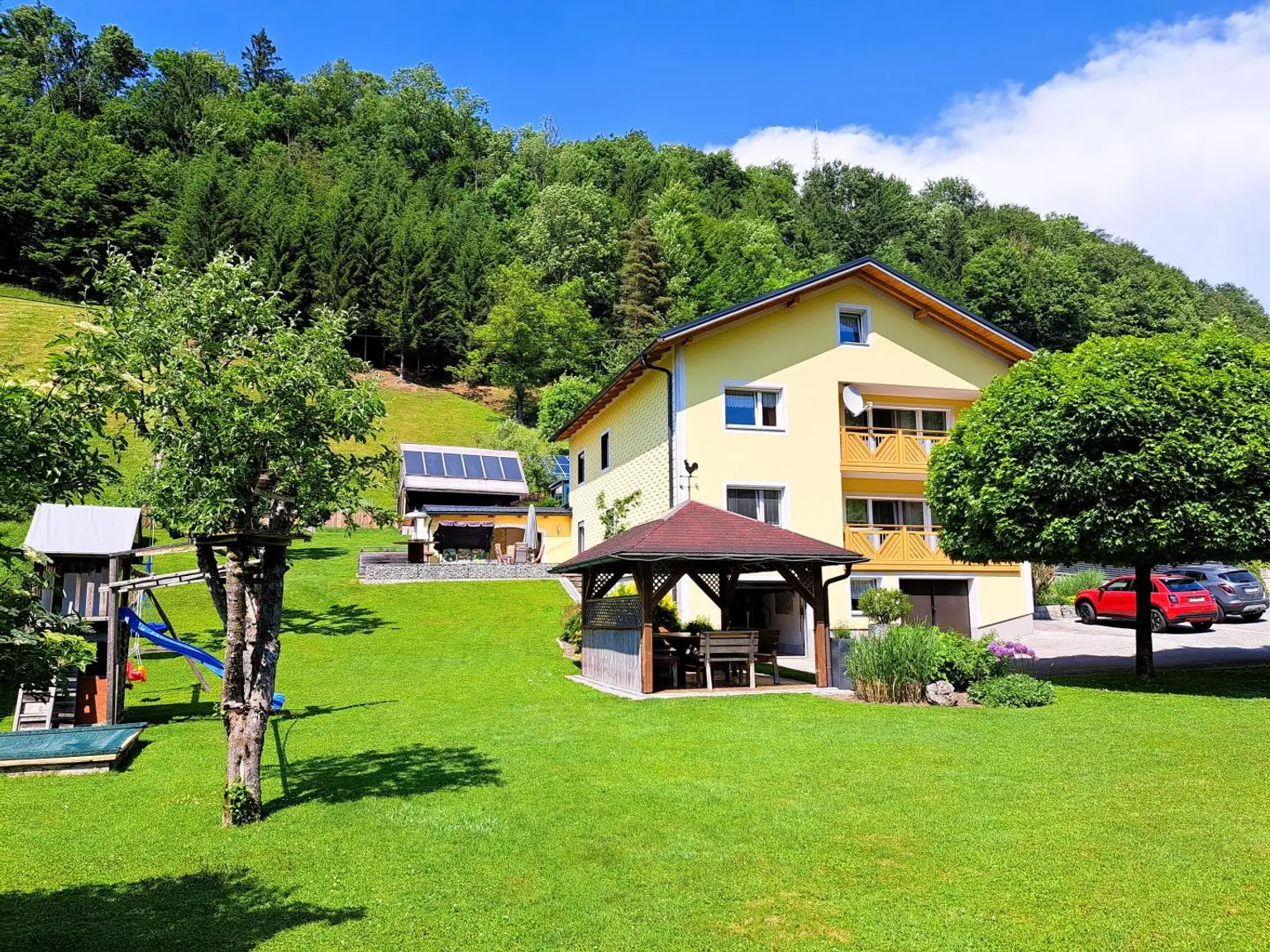 Mehrfamilienhaus mit Garagen, Carport, Garten, Grü