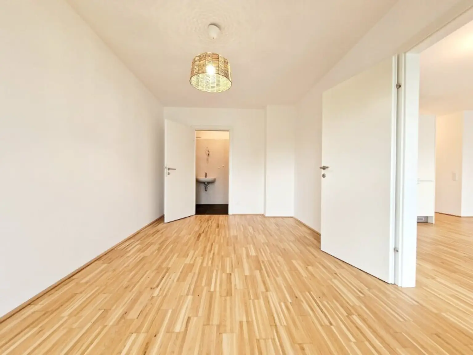 Schlafzimmer Blickrichtung zum Bad