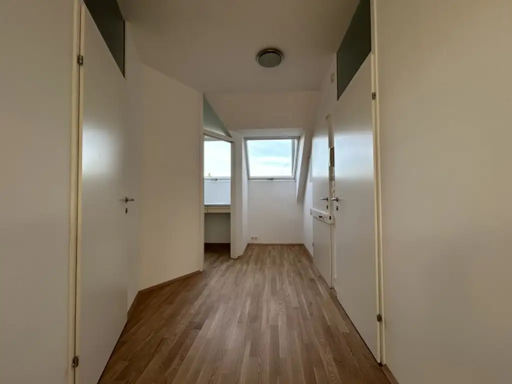 DACHGESCHOSS + 42m² TERRASSEN + FERNSICHT + SONNIG + RUHELAGE + TOPZUSTAND!