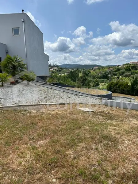 Traumvilla in Castelo de Paiva: Neuwertig, 600m², 5 Zimmer – Ihr neues Zuhause für 1,2 Mio. €!