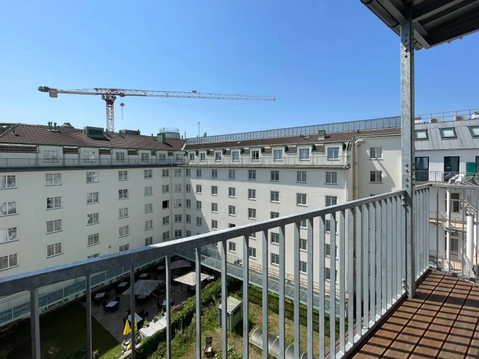 NÄHE NASCHMARKT: DG-AUSBAU IM ALTBAU - U4 Pilgramgasse - 3-Zimmerwohnung mit hofseitigem Balkon