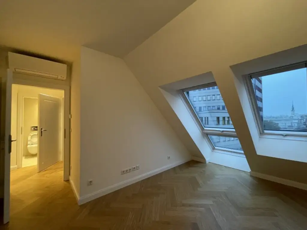 URANIA: 3 Zimmer mit hofseitiger Terrasse in Ruhelage: Luxus pur in Citynähe