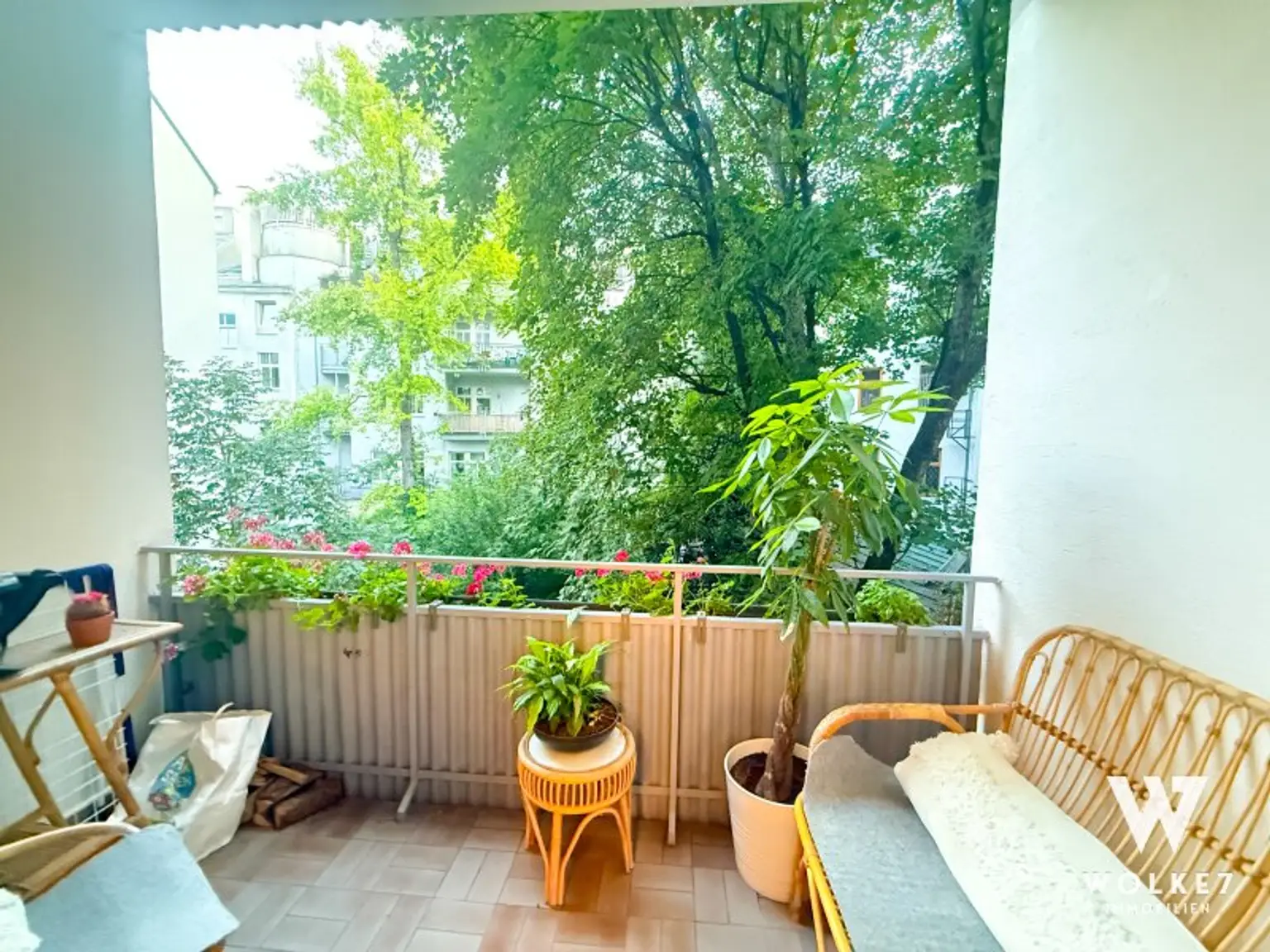 Vollsanierte 3-Zimmer-Wohnung mit Loggia direkt beim Kutschkermarkt | Grünblick