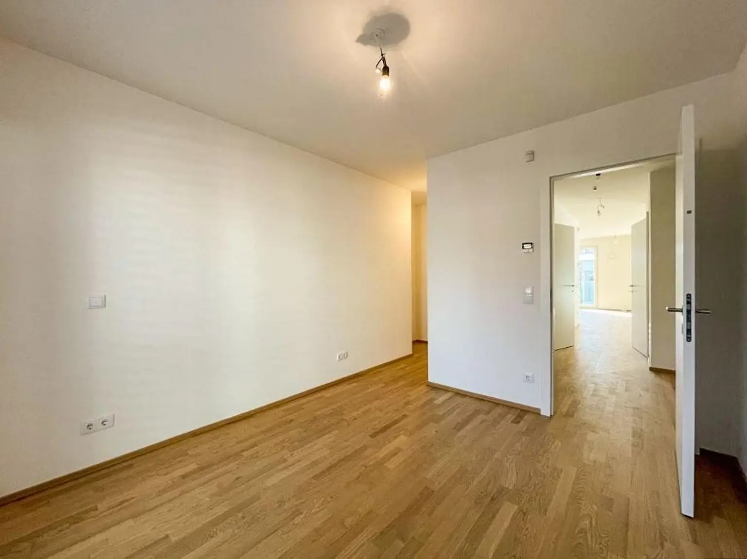 Schlafzimmer-mit-Schrankraum