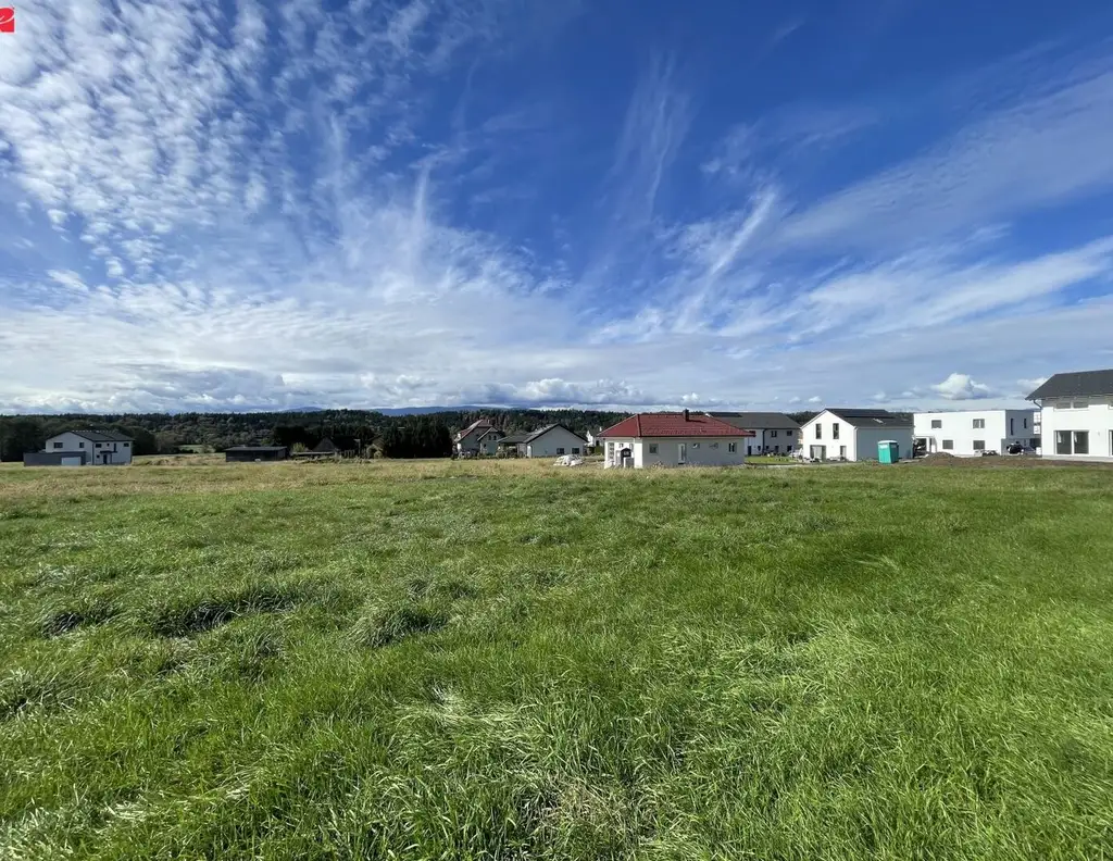 Sonniges Bauland in malerischer Landschaft