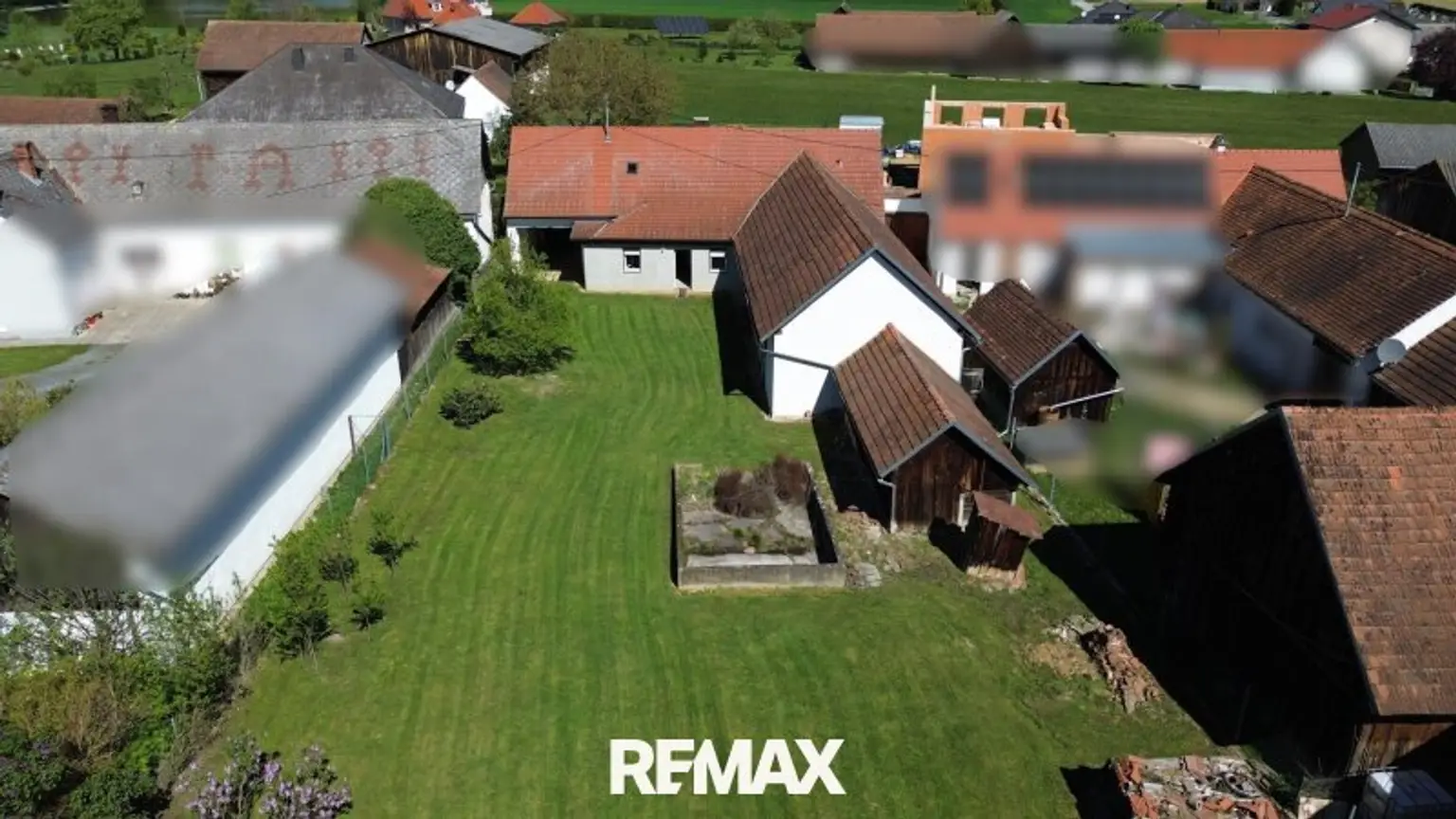 Drohnenansicht beim Haus und Garten