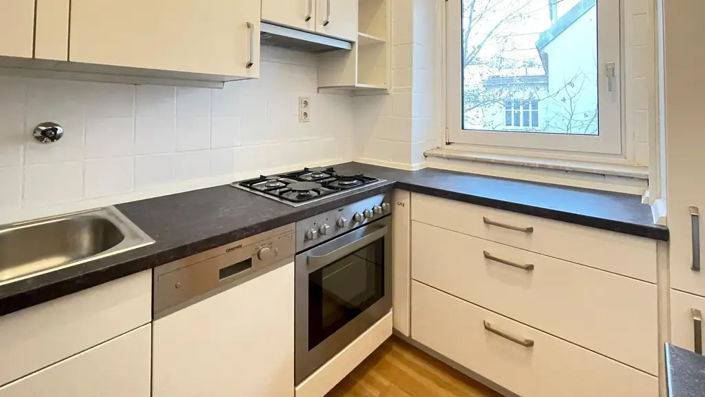 3 Zimmer mit Balkon, komplett neues Bad und WC