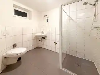 Bad mit Dusche UG