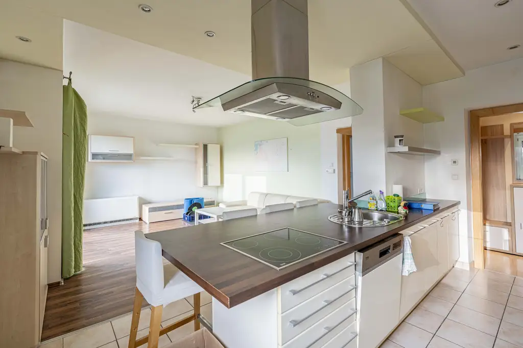 ++ Schöne 3 Zimmer Wohnung mit Loggia, Parkplatz und Kellerabteil ++