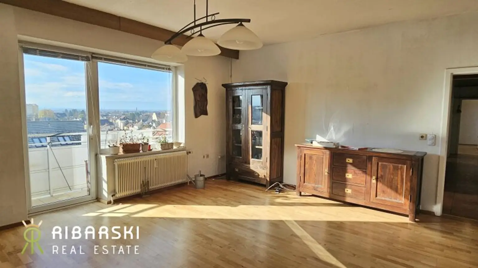Fast wie ein Penthouse der 70er Jahre - großzügige Wohnung mit 4 Zimmern und drei Loggien