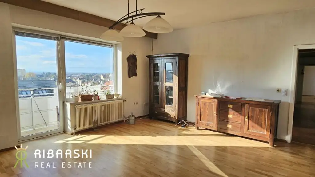 Fast wie ein Penthouse der 70er Jahre - großzügige Wohnung mit 4 Zimmern und drei Loggien