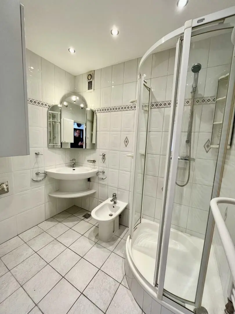 Moderne 4- Raum-Wohnung mit Loggia –voll möbliert - Nähe Gürtelturm- ideale Infrastruktur