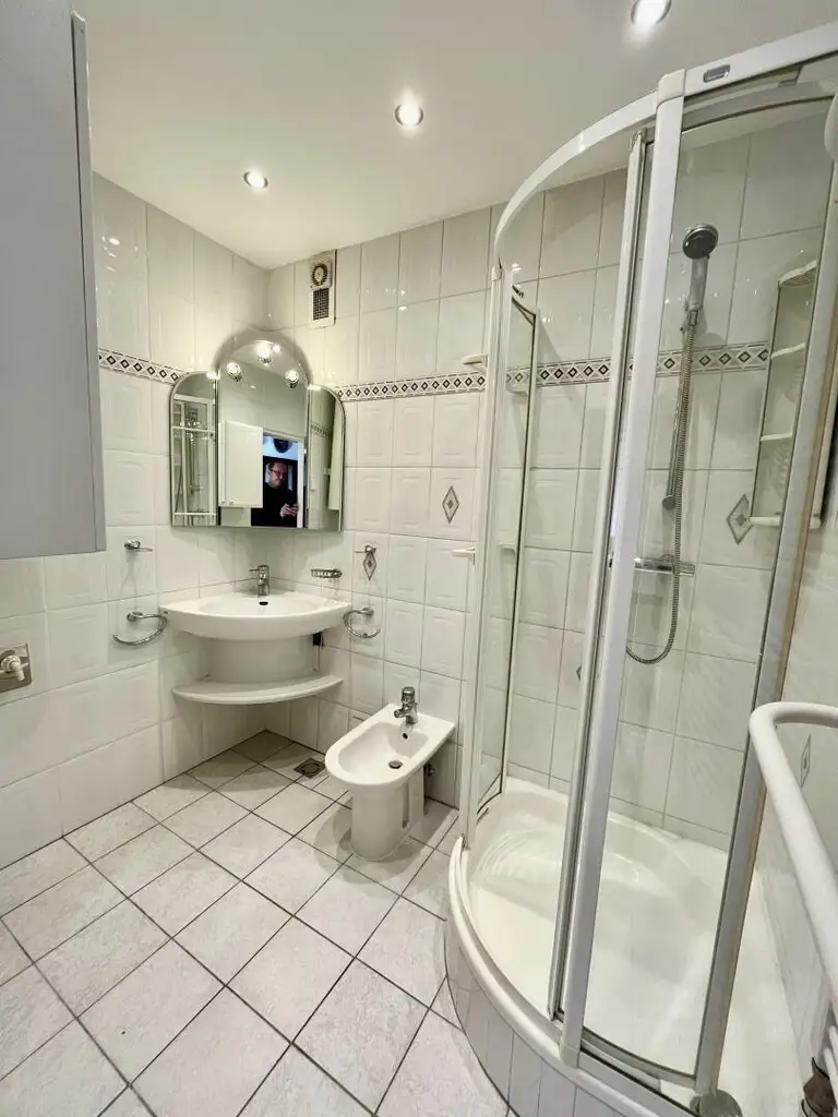 Moderne 4- Raum-Wohnung mit Loggia –voll möbliert - Nähe Gürtelturm- ideale Infrastruktur