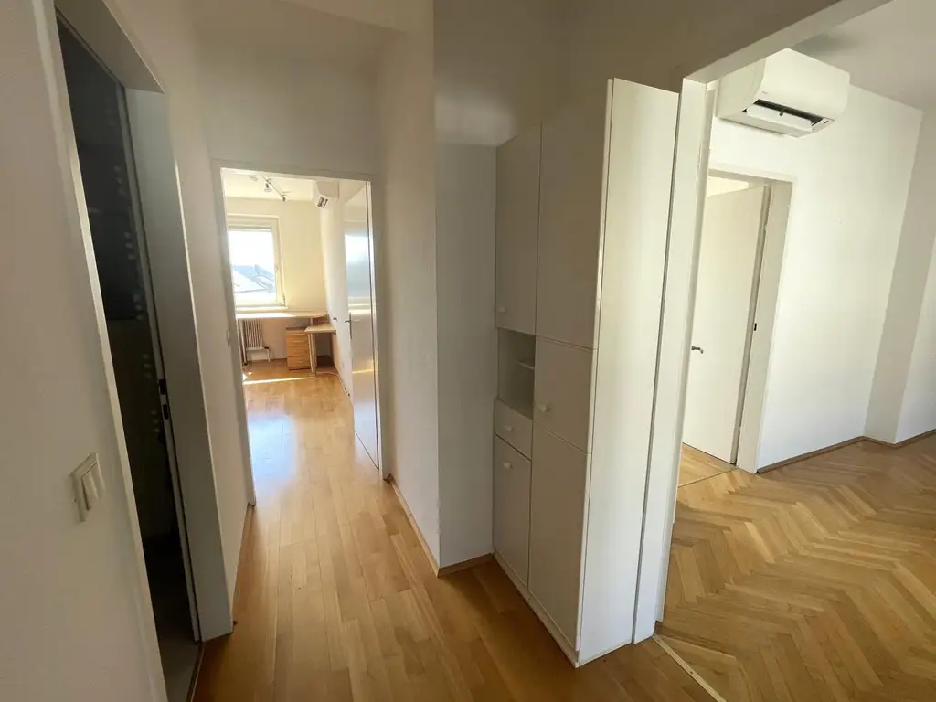 Zentrale 4-Zimmer-Wohnung mit Klimaanlage, Loggia & Ötscherblick