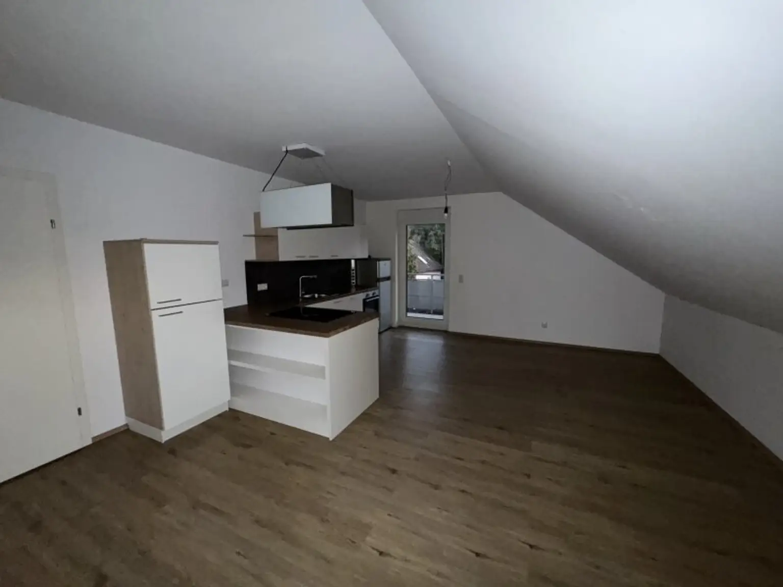 GROßZÜGIGE 4-ZIMMER DACHGESCHOSSWOHNUNG MIT BALKON! AB SOFORT VERFÜGBAR!