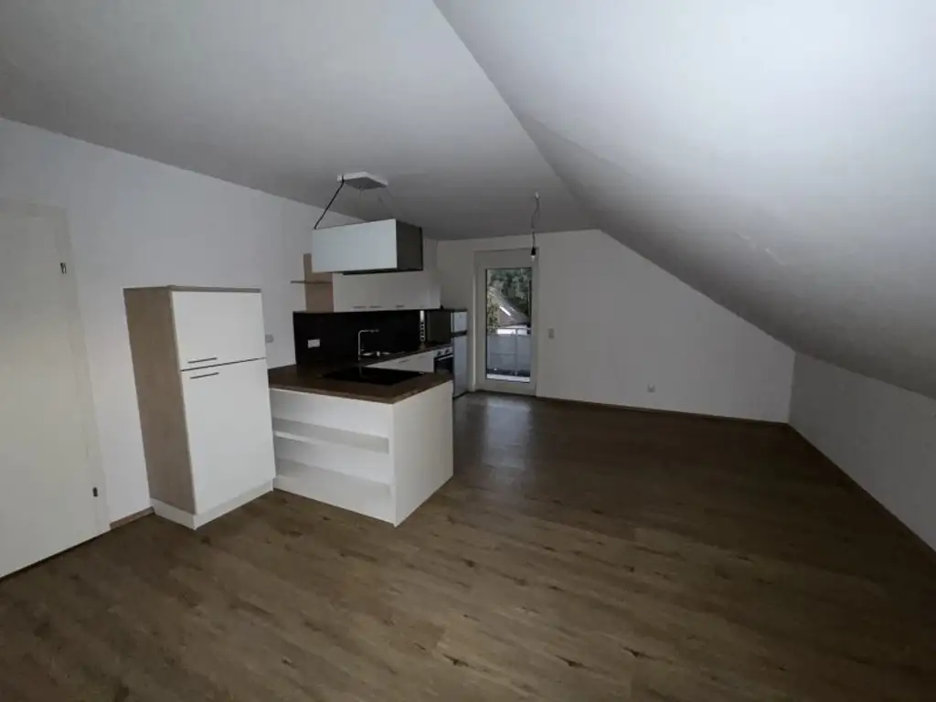 GROßZÜGIGE 4-ZIMMER DACHGESCHOSSWOHNUNG MIT BALKON! AB SOFORT VERFÜGBAR!