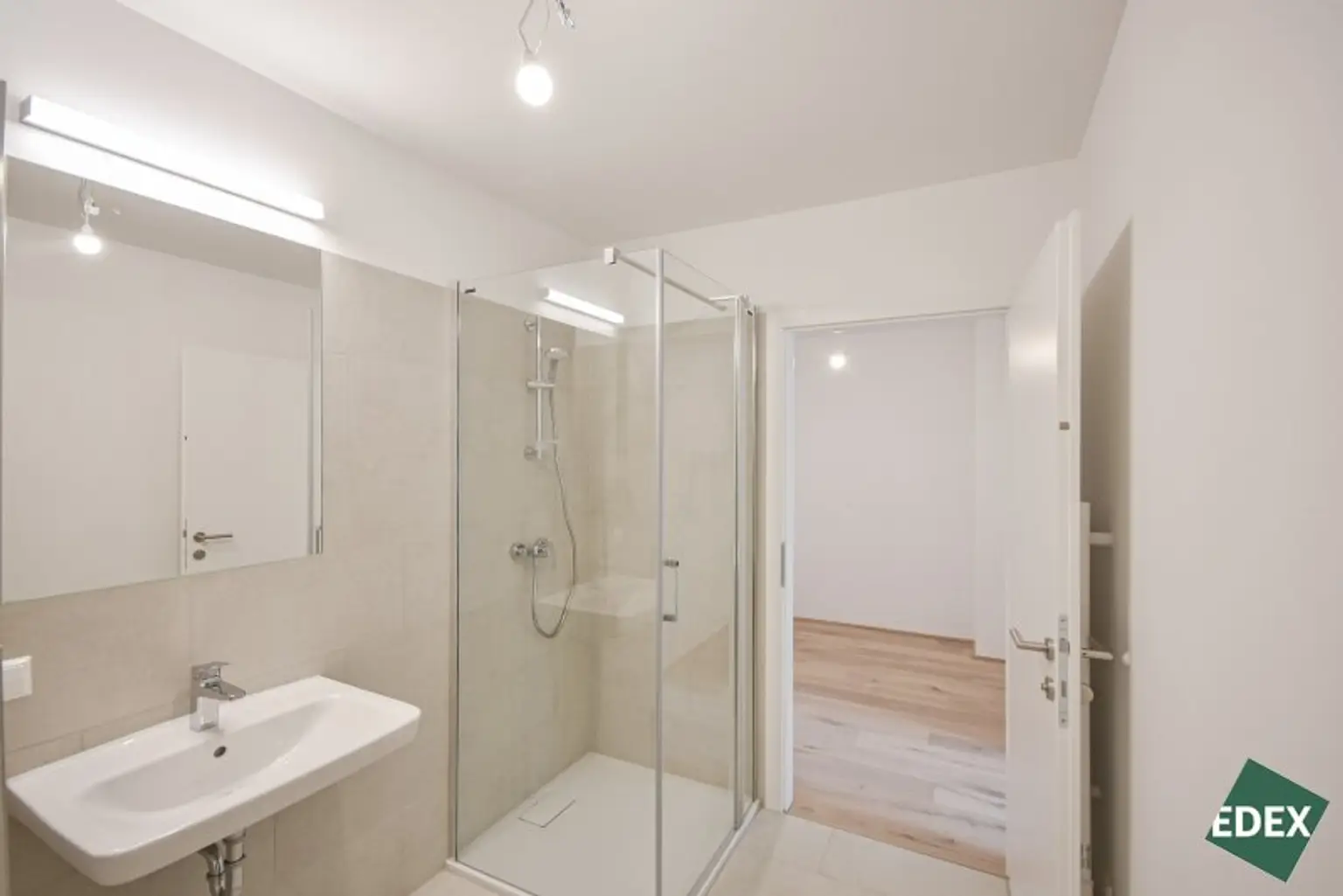 Helle 2-Zimmer-Wohnung mit Loggia nahe U3 – Bezug ab Dezember
