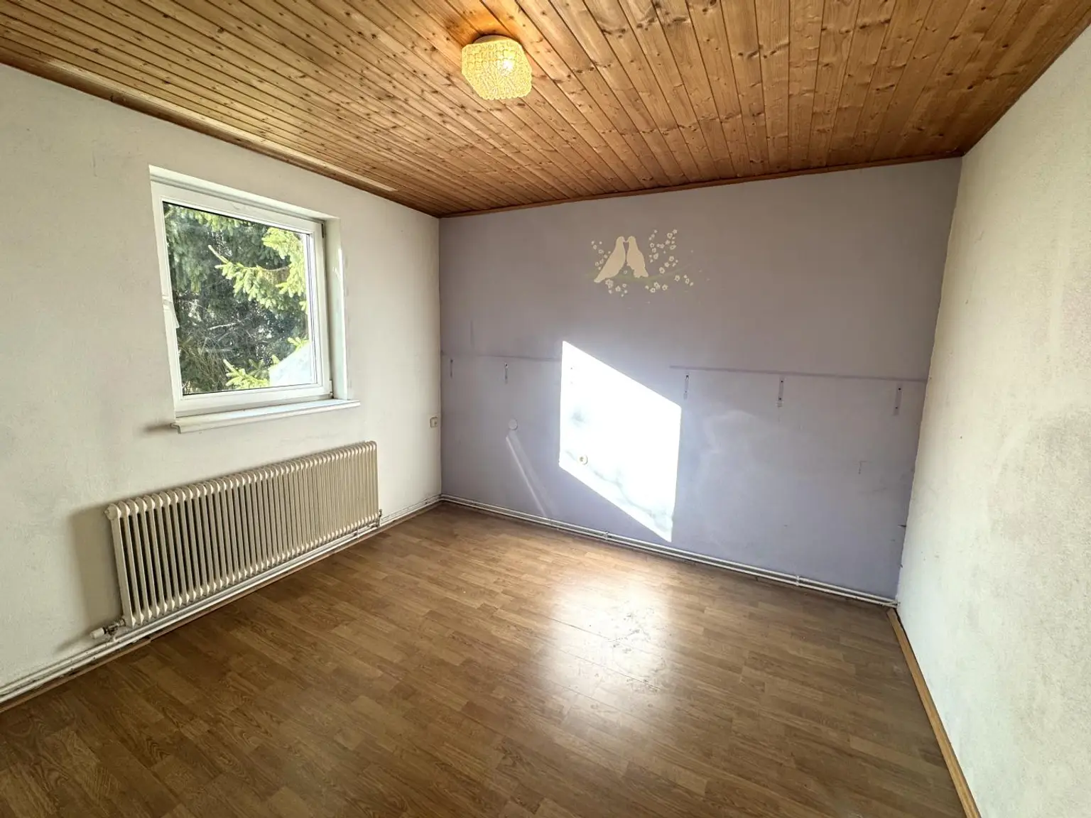 Sanierungsbedürftiges Mehrfamilienhaus mit großem Grundstück und hoher Bebauungsdichte