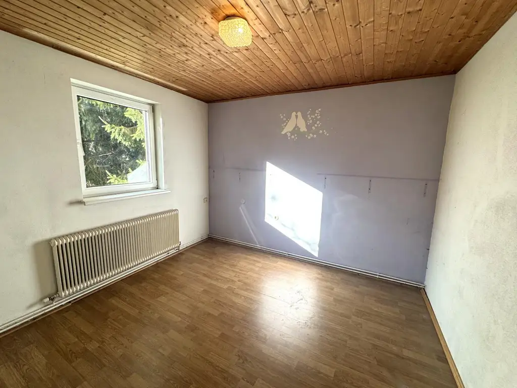 Sanierungsbedürftiges Mehrfamilienhaus mit großem Grundstück und hoher Bebauungsdichte