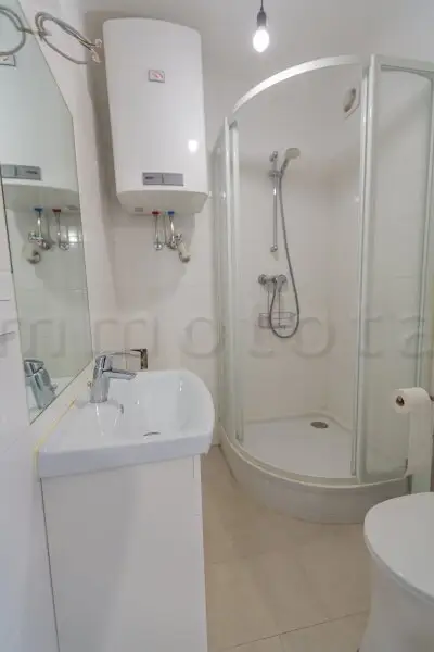 Fasanviertel - Neuadaptierte DG-Wohnung mit  9 m2-Westterrasse im 6. Liftstock