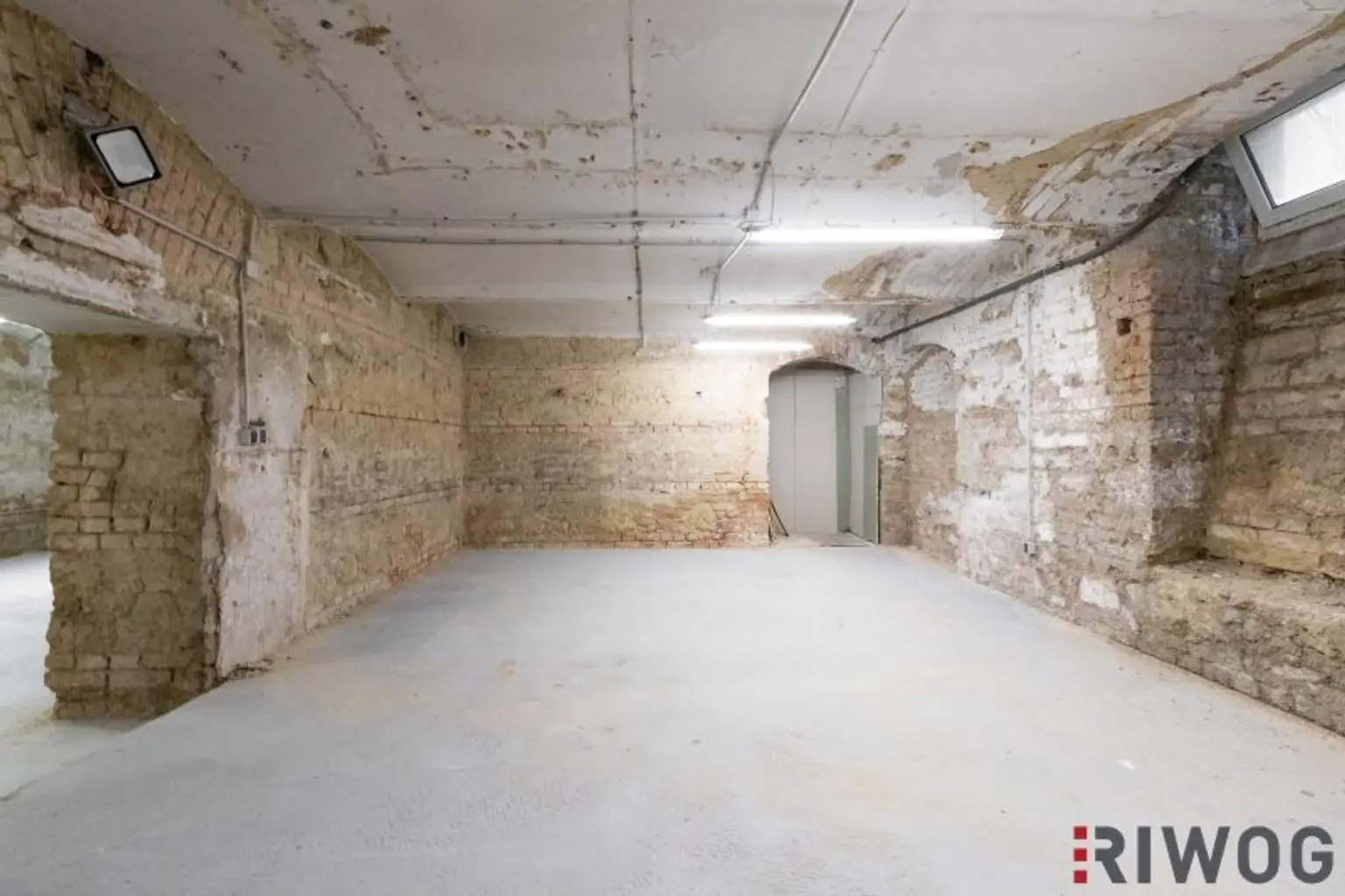 165 m2 Souterrain LAGER in der EMBELGASSE // zugehöriges WC + DUSCHE