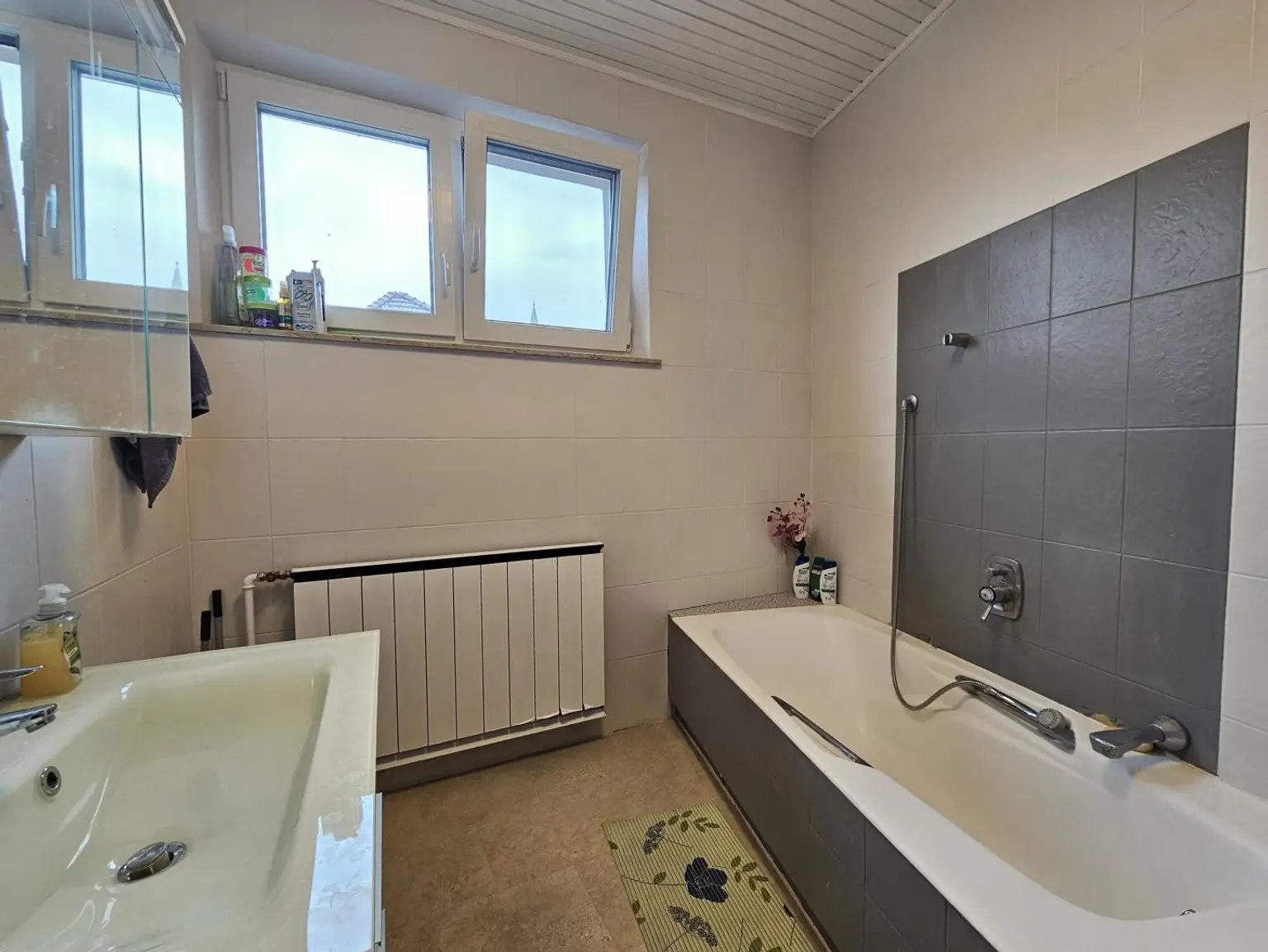 Große Wohnung OG - Bad