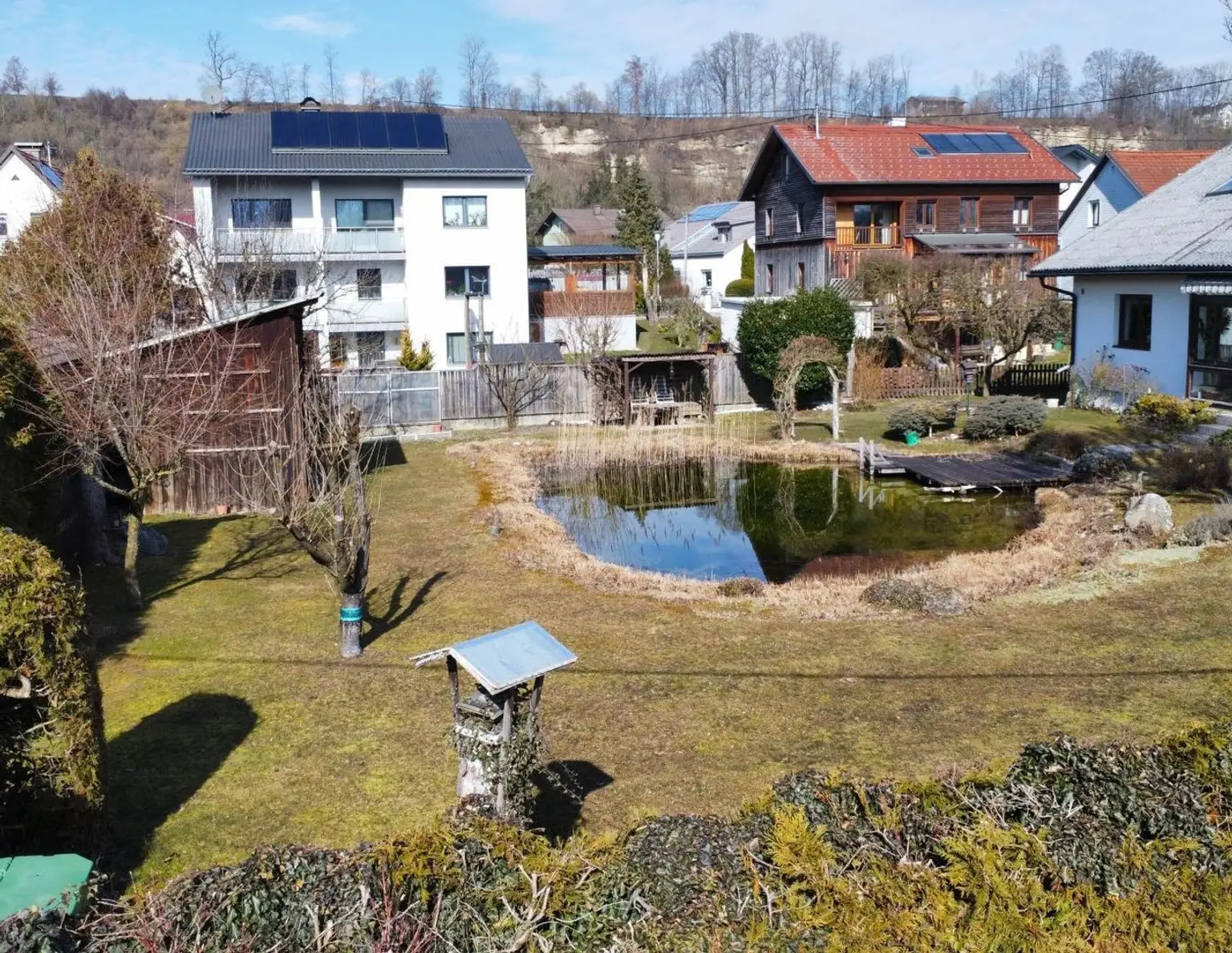 Baugrundstück mit idyllischem Schwimmteich