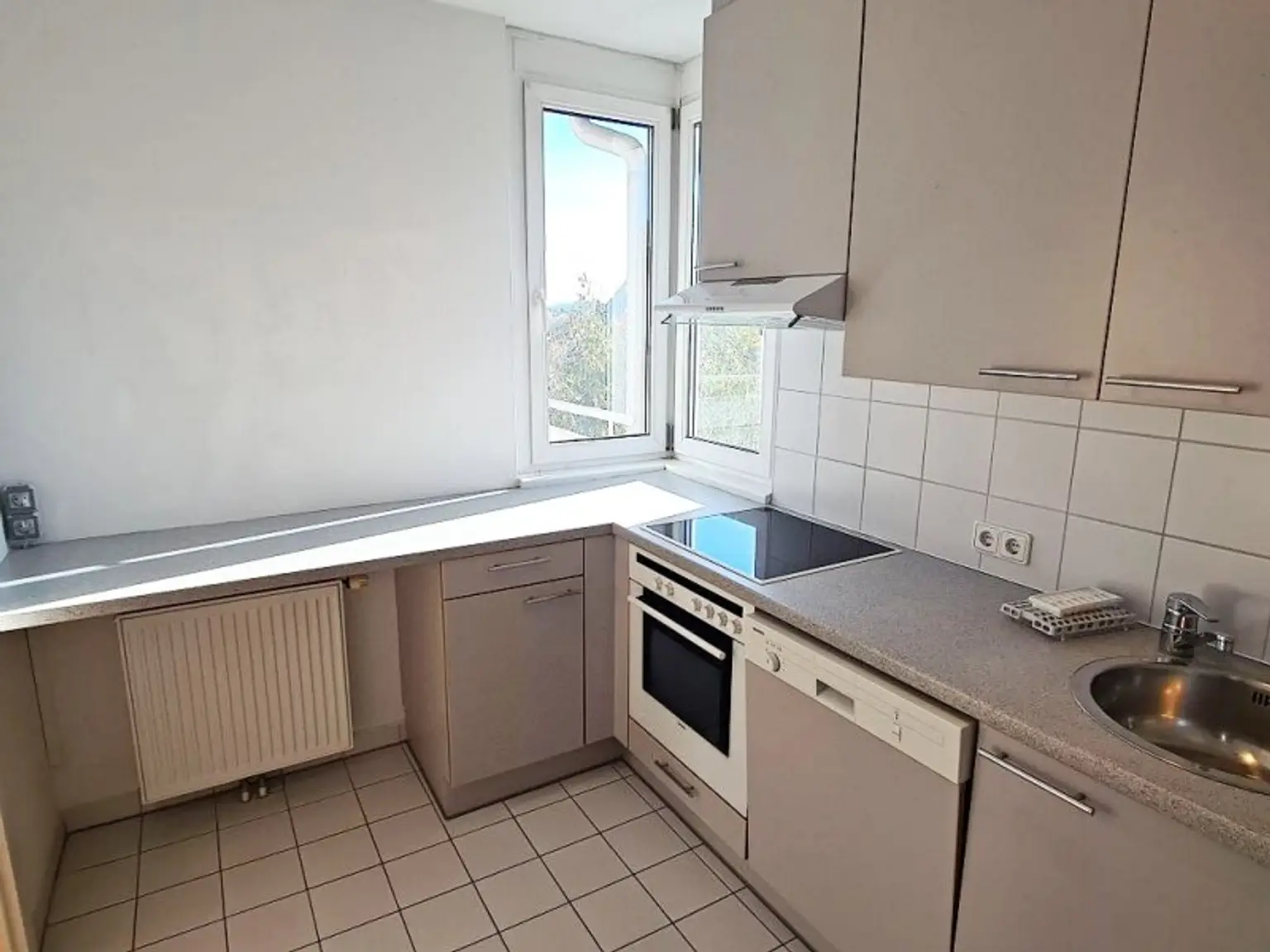 DACHGESCHOSS, Daringergasse, sonnige 76 m2 Neubau mit 6 m2 Balkon, 2 Zimmer, Wohnküche, Wannenbad, Parketten, Grünblick