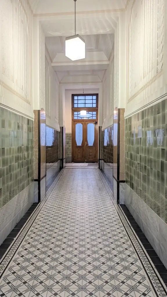 Altbau mit Charakter | 3 Zimmer, Fischgrätparkett und Grünblick am Apollopark