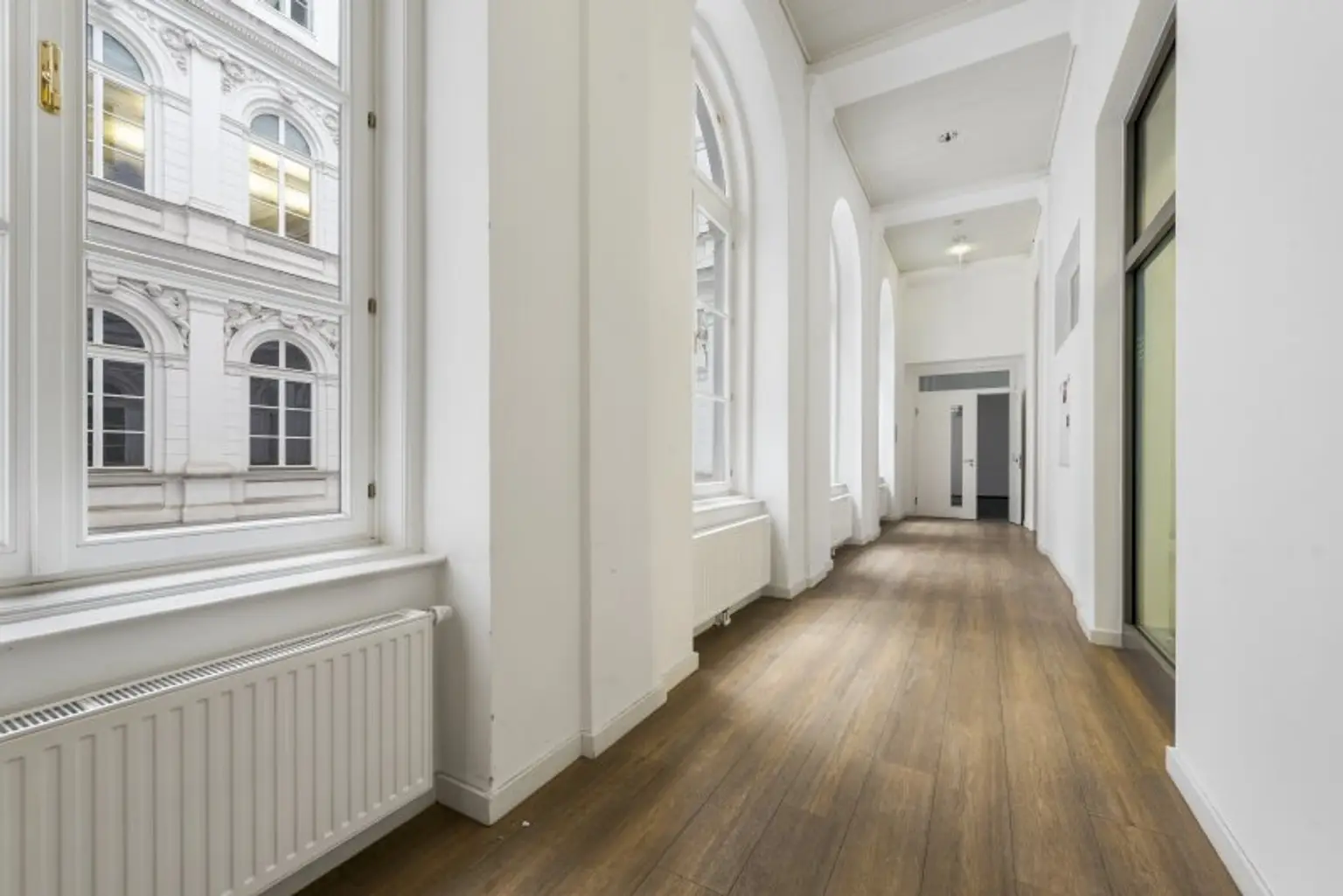 Die Nummer Eins im Ersten! 1.077 m² Bürofläche im prestigeträchtigen Jahrhundertwendehaus! Klimatisiert! Nähe U2 Schottentor!