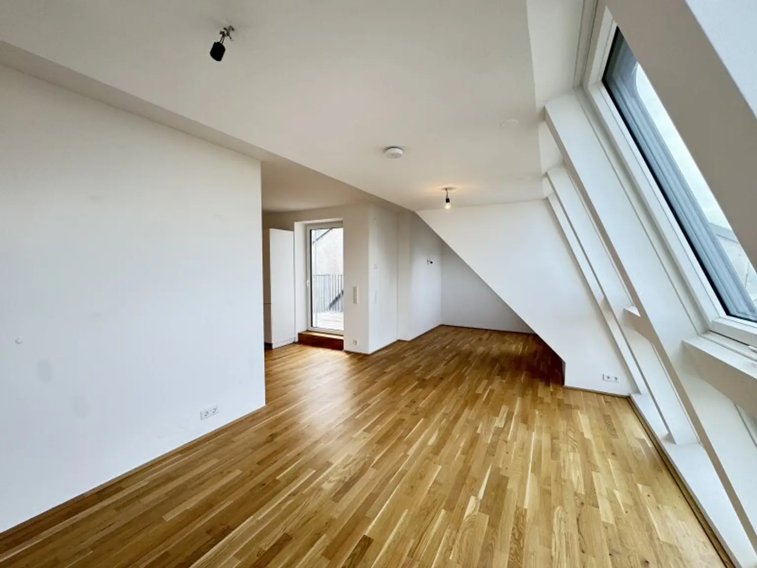 Charmante Dachgeschoßwohnung mit Terrasse – Ab sofort verfügbar!