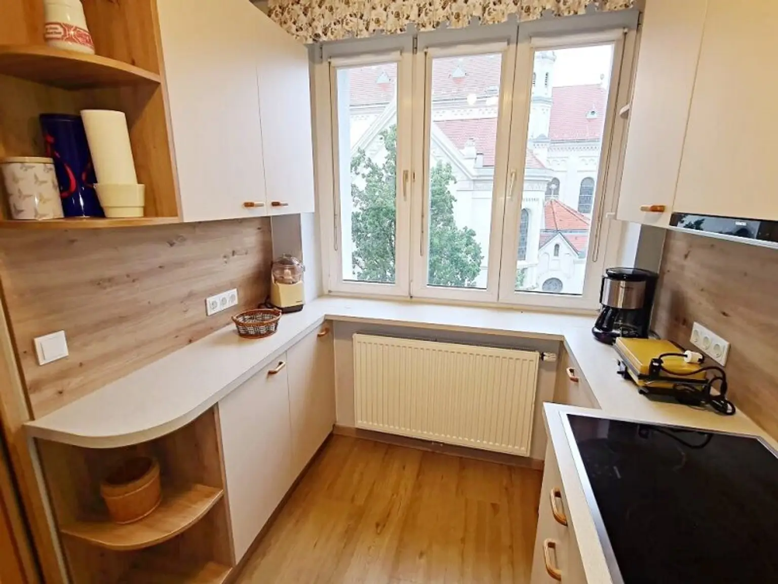 FAMILIENHIT, ENKPLATZ, gepflegte 113 m2 Neubau mit Loggia, 4 Zimmer, Küche, 2 Bäder, teilmöbliert, 3. Liftstock, U3-Nähe