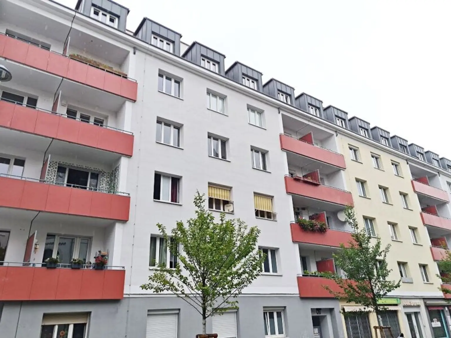 FAMILIENHIT, ENKPLATZ, gepflegte 113 m2 Neubau mit Loggia, 4 Zimmer, Küche, 2 Bäder, teilmöbliert, 3. Liftstock, U3-Nähe