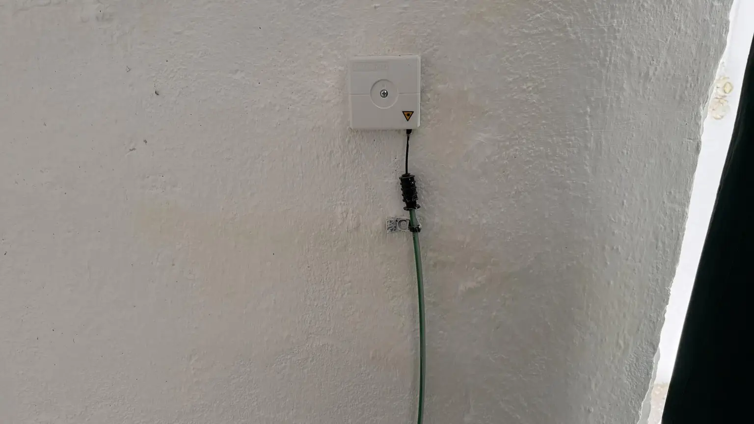 mit Glasfaserleitung