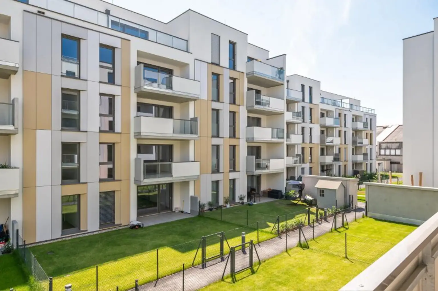 Balkonwohnung in Grünruhelage- Schwimmbad und Sauna im Haus. PROVISIONSFREI