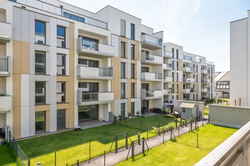 Balkonwohnung in Grünruhelage- Schwimmbad und Sauna im Haus. PROVISIONSFREI