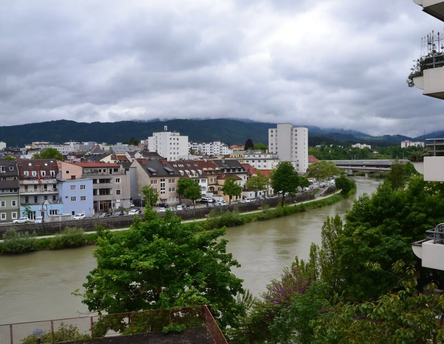 Wohnung mit herrlicher Aussicht auf die Stadt, die Drau und die Berge - Mitten in Villach !