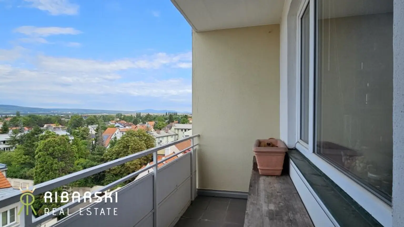 Fast wie ein Penthouse der 70er Jahre - großzügige Wohnung mit 4 Zimmern und drei Loggien - Garage inklusive