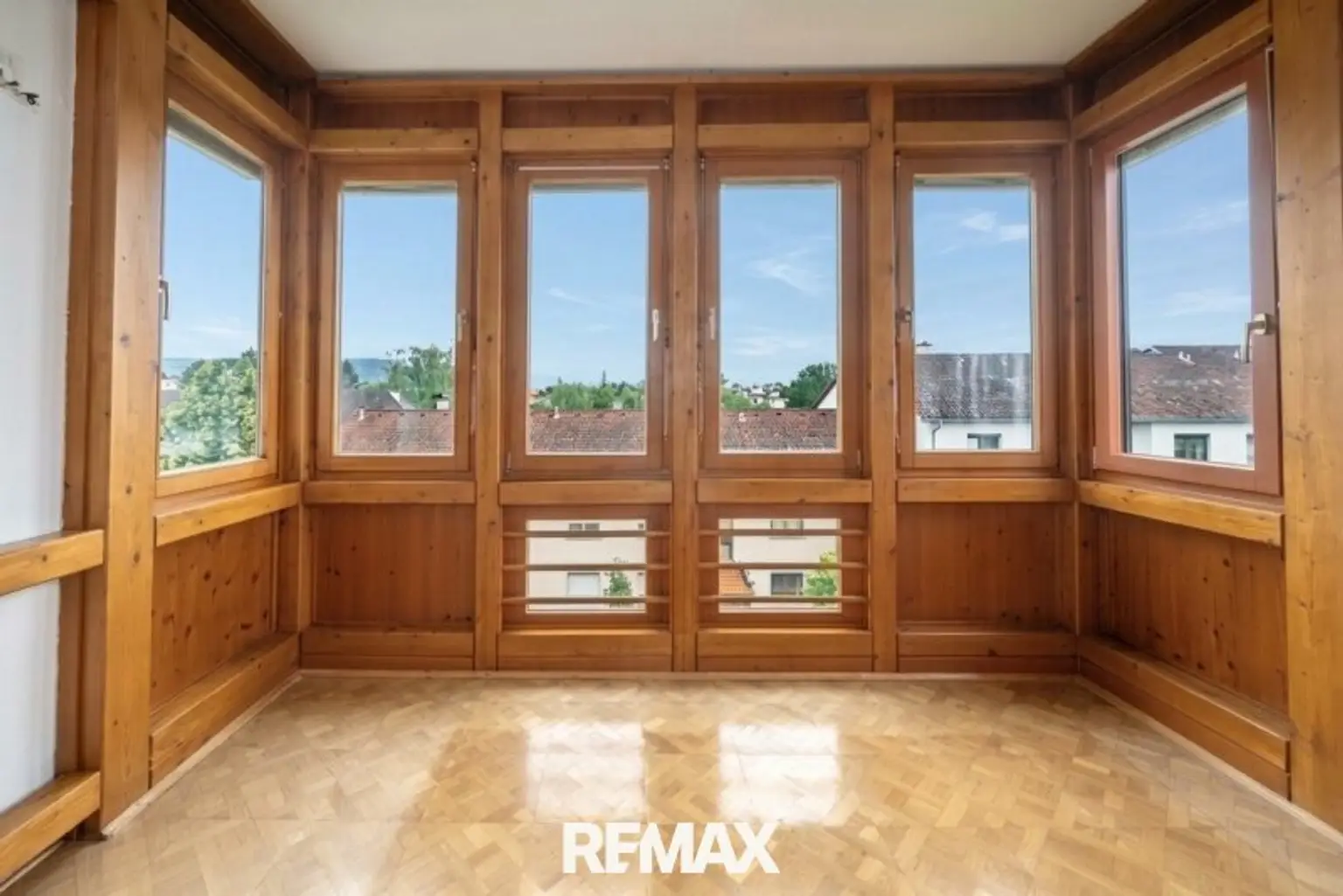 Loggia (über das Wohnzimmer zugänglich)