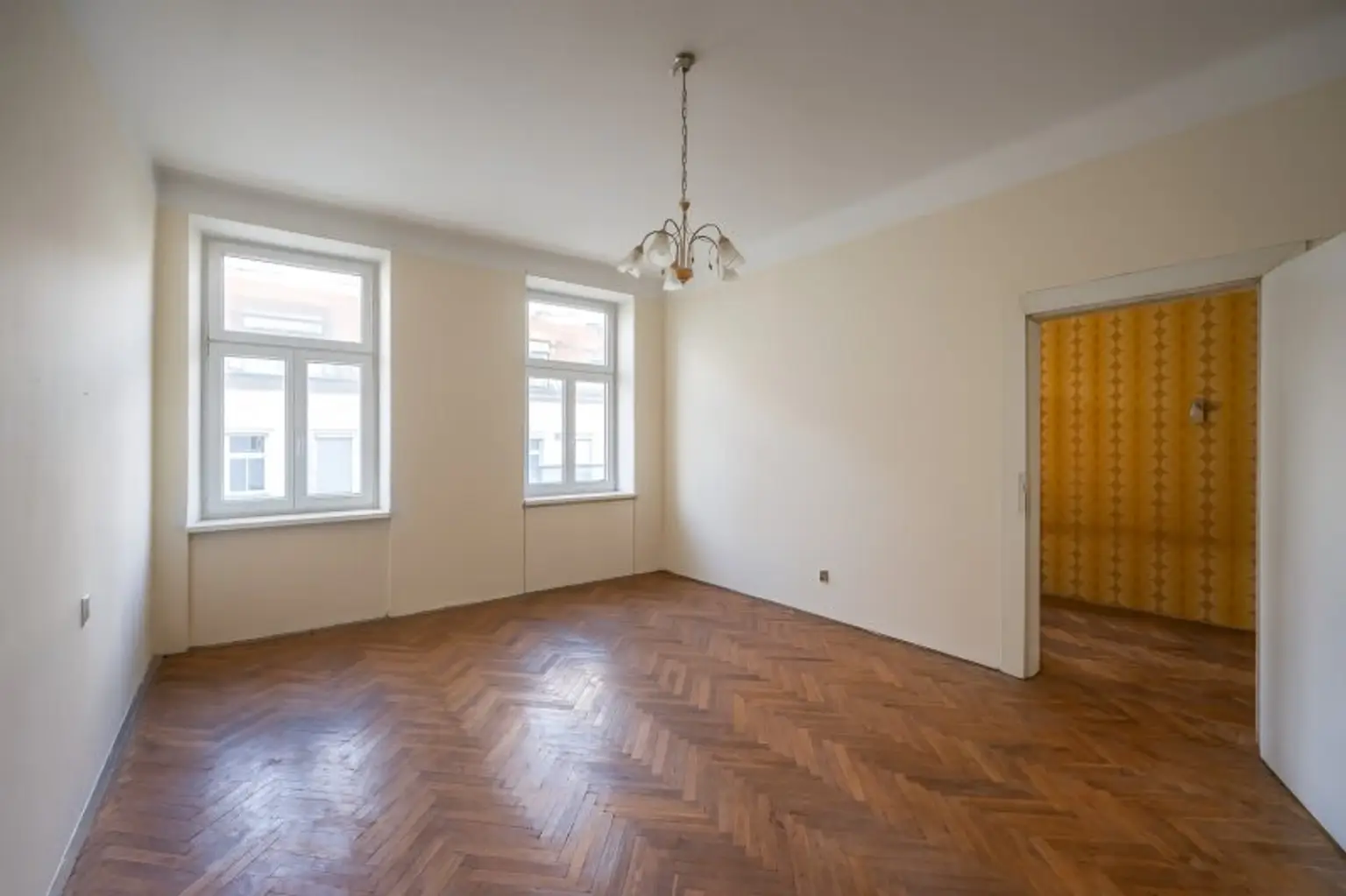 ++NEU++ Sanierungsbedürftige 2-Zimmer ALTBAUWOHNUNG mit Balkon!!